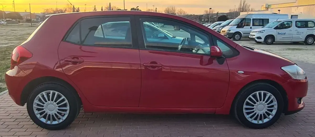 Usado Toyota Auris 90 CV (66 kW) 2007 Rojo Utilitario