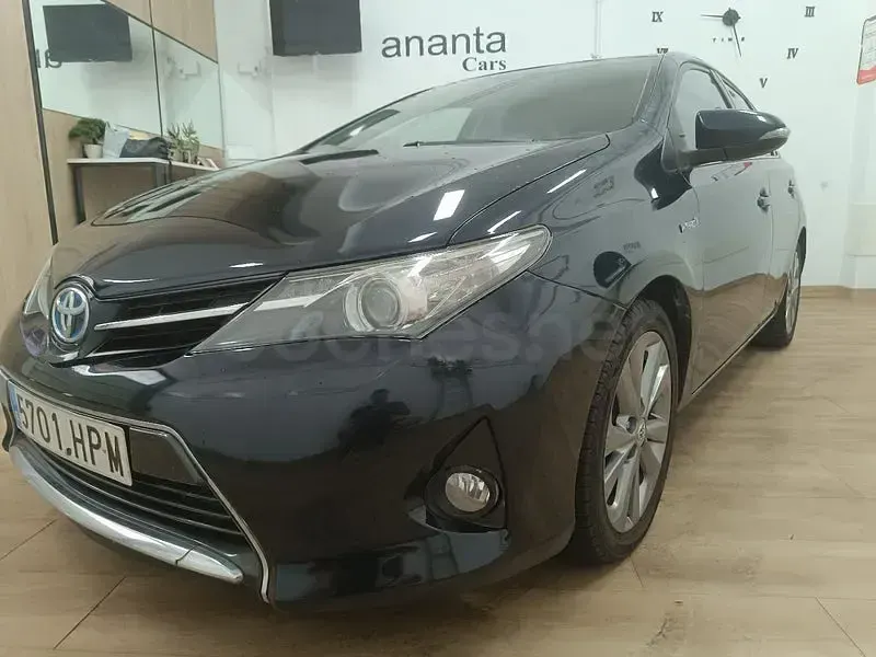 Usado Toyota Auris Hybrid Active 136 CV (100 kW) 2013 Negro Berlina