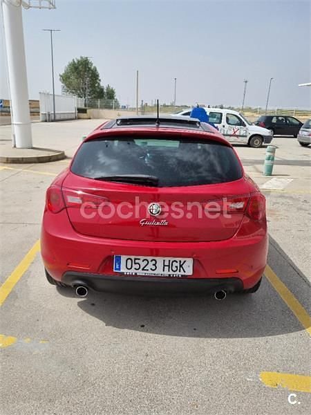 Rojo Usado 2011 Alfa Romeo Giulietta Distinctive Utilitario | 6400 € (Precio justo) - Imagen 1/4