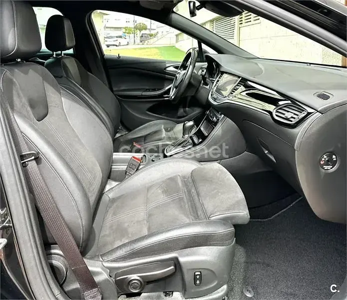 Usado Opel Astra Ultimate 122 CV (89 kW) 2021 Negro Familiar