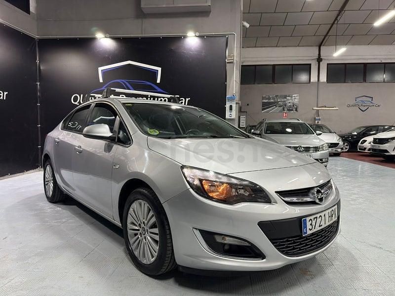 Usado Opel Astra Excellence 110 CV (80 kW) 2014 Gris / plata Berlina