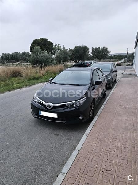 Usado Toyota Auris Active 116 CV (85 kW) 2016 Negro Berlina