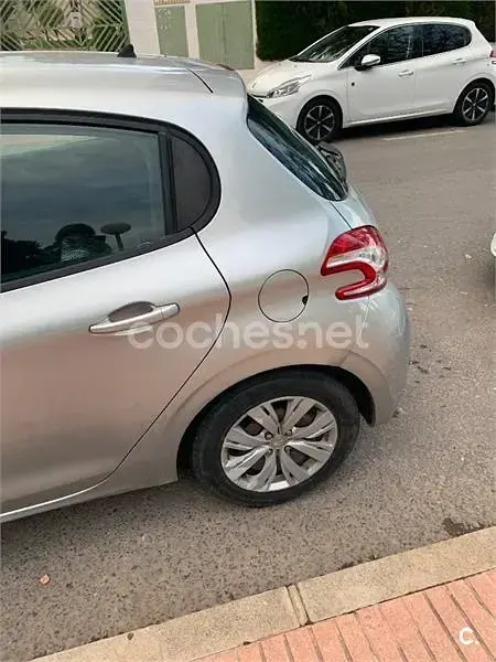 Usado Peugeot 208 Active 82 CV (60 kW) 2014 Gris / plata Utilitario