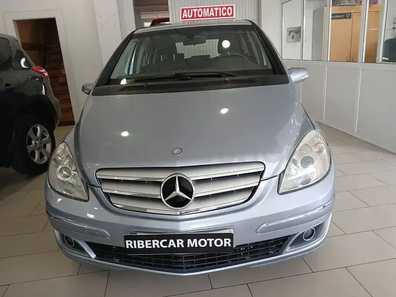 Usado Mercedes B200 140 CV (102 kW) 2006 Gris / plata Monovolumen