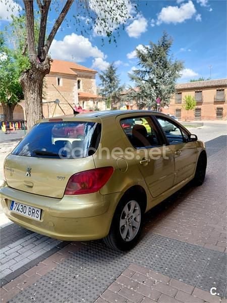 Usado Peugeot 307 110 CV (80 kW) 2001 Amarillo Utilitario