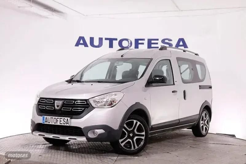 Usado Dacia Dokker Stepway 115 CV (84 kW) 2018 Plateado Monovolumen