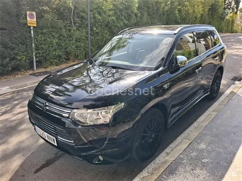 Usado Mitsubishi Outlander P-HEV 203 CV (149 kW) 2014 Negro SUV