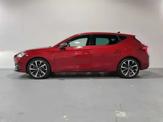 Usado Seat Leon FR 150 CV (110 kW) 2021 Rojo Utilitario