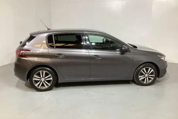 Usado Peugeot 308 Style 130 CV (95 kW) 2021 Gris / plata Berlina