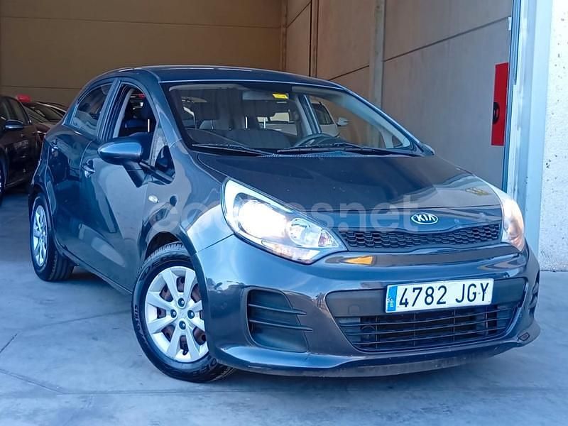 Gris / plata Usado 2015 Kia Rio Berlina | 7495 € (Precio justo) - Imagen 1/4