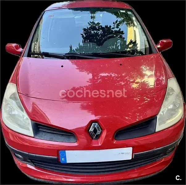 Usado Renault Clio II Authentique 75 CV (55 kW) 2009 Rojo Berlina