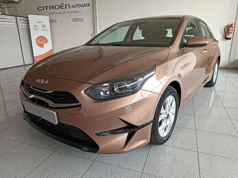 Gris Usado 2022 Kia Ceed Berlina | 15.500 € (Buen precio) - Imagen 1/4