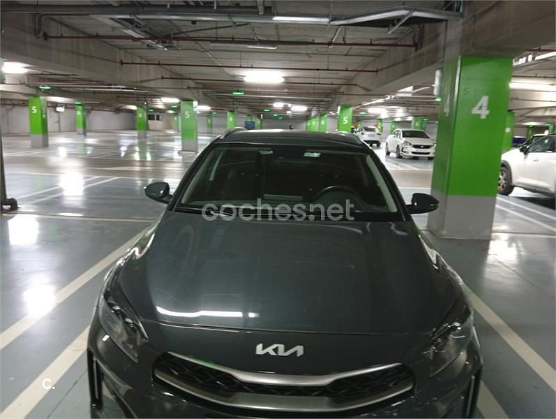 Usado Kia XCeed 120 CV (88 kW) 2023 Gris / plata SUV