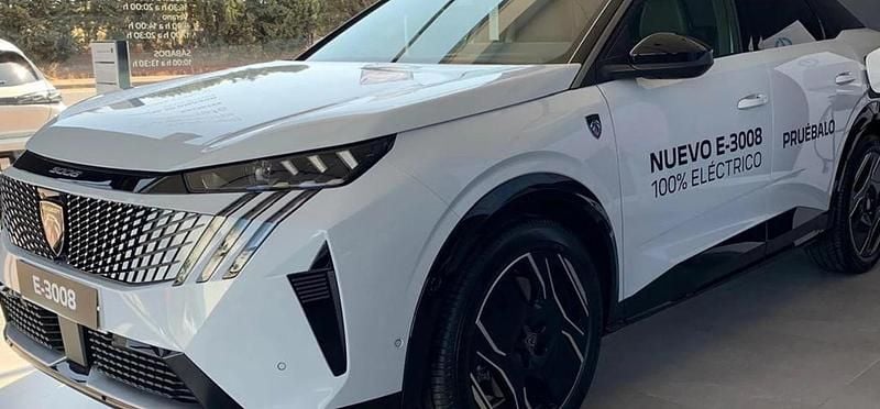 Usado Peugeot e-3008 GT 156 kW (213 CV) 2024 Blanco okenite SUV
