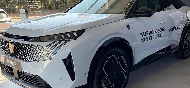 Blanco okenite Usado 2024 Peugeot e-3008 GT SUV | 42.600 € (Precio justo) - Imagen 1/4