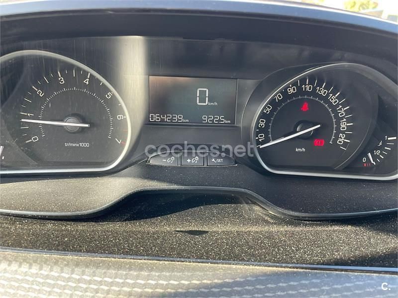 Usado Peugeot 208 Style 82 CV (60 kW) 2018 Gris / plata Utilitario