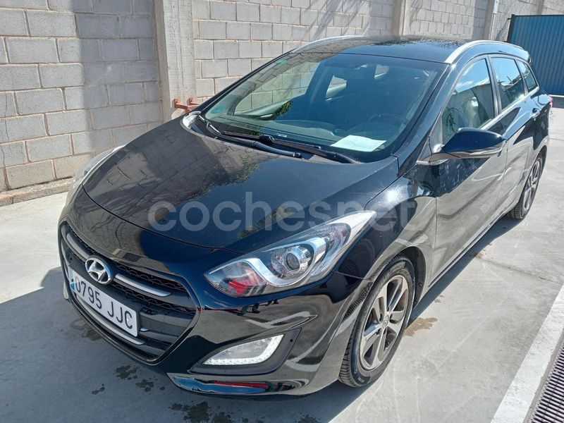 Negro Usado 2015 Hyundai i30 Blackline Familiar | 8990 € (Precio justo) - Imagen 1/4