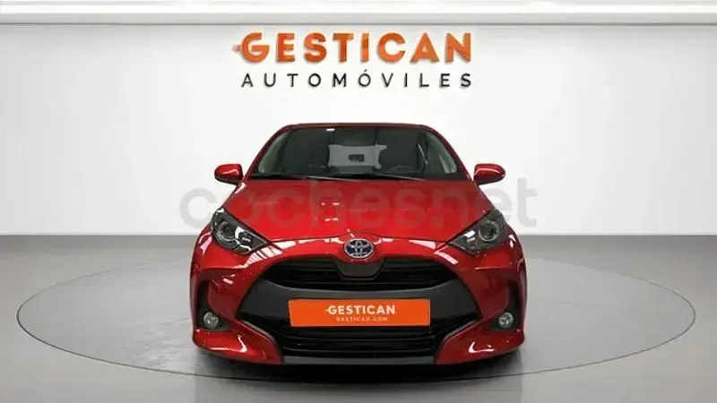 Käytetty Toyota Yaris Hybrid Active 116 HP (85 kW) 2023 Punainen Sedan