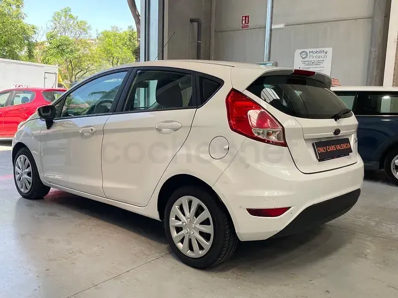 Usado Ford Fiesta Trend 75 CV (55 kW) 2017 Blanco Utilitario
