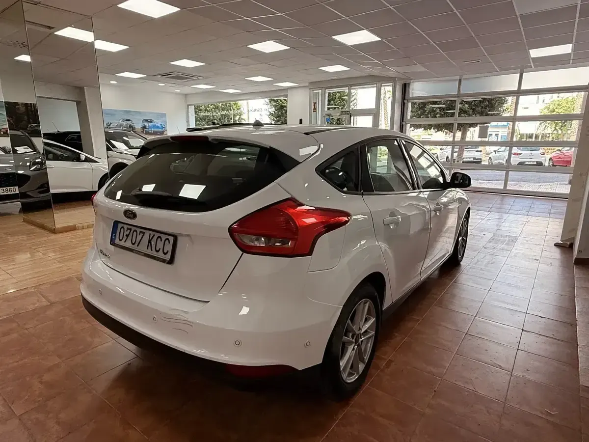 Usado Ford Focus Trend+ 120 CV (88 kW) 2017 Blanco Berlina