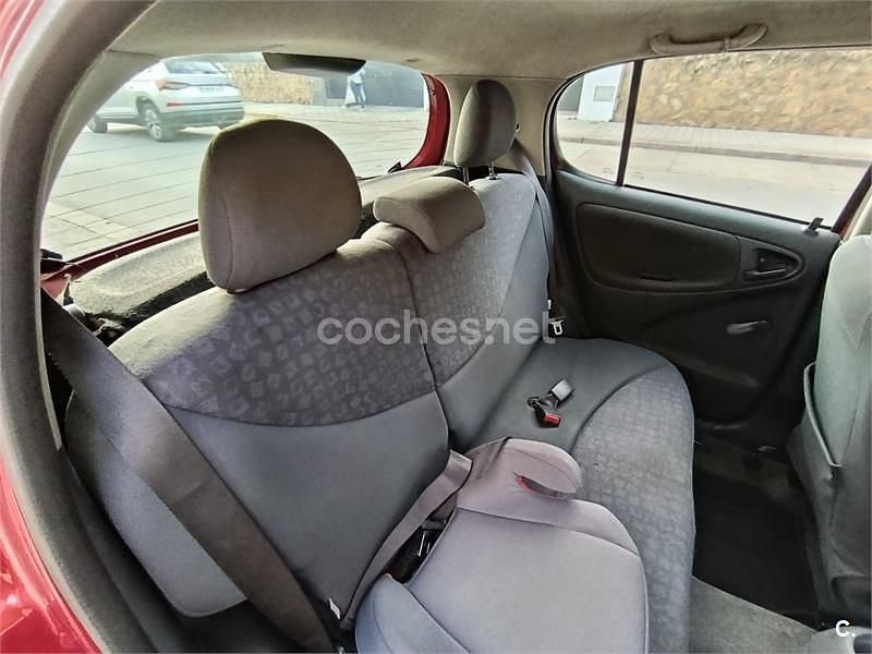Usado Toyota Yaris T2 65 CV (47 kW) 2003 Rojo Berlina