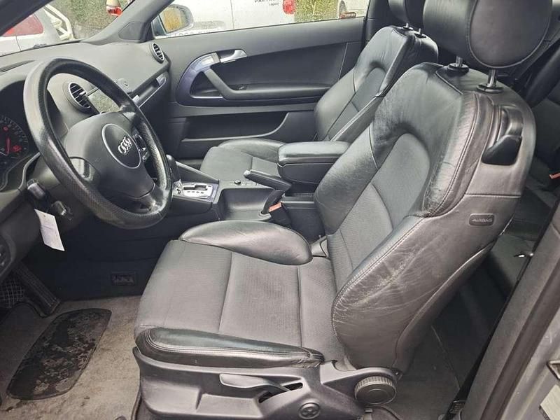 Usado Audi A3 Ambition 140 CV (102 kW) 2004 Gris Utilitario