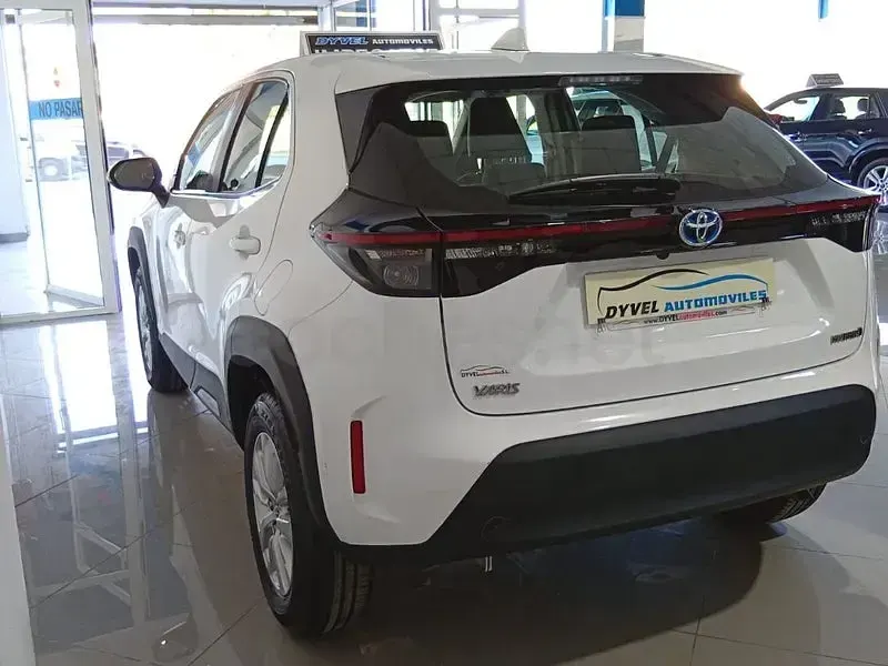 Usado Toyota Yaris Cross Business Edition 116 CV (85 kW) 2023 Blanco SUV