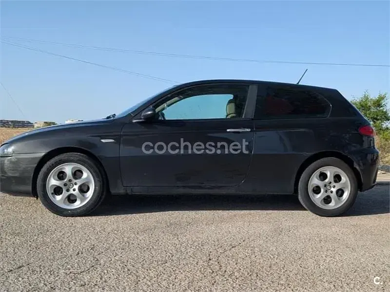 Usado Alfa Romeo 147 Distinctive 105 CV (77 kW) 2007 Negro Utilitario