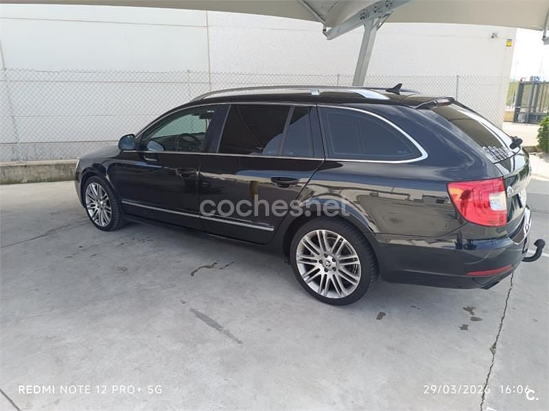 Usado Skoda Superb Elegance 140 CV (102 kW) 2013 Negro Familiar