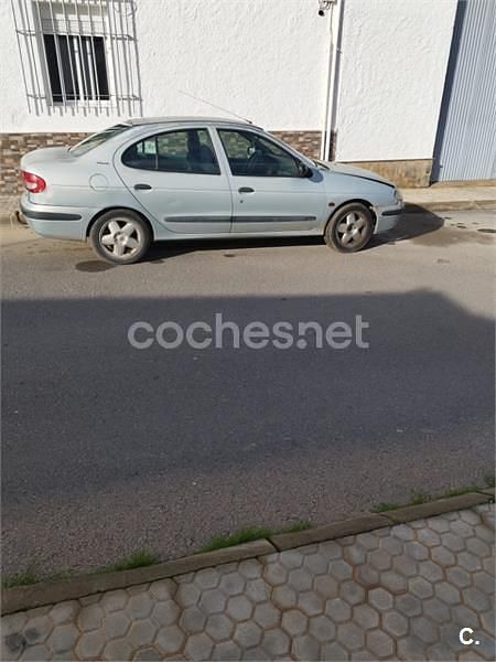 Usado Renault Mégane Privilege 110 CV (80 kW) 2000 Gris / plata Berlina