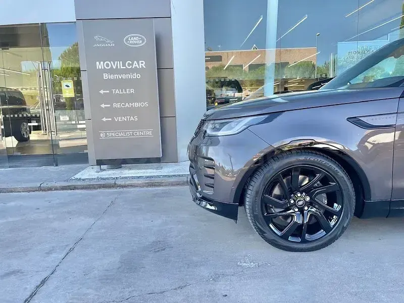 Usado Land Rover Discovery 5 SE Dynamic 350 CV (257 kW) 2025 Gris / plata SUV