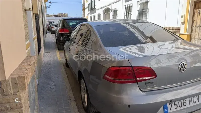 Usado VW Passat 105 CV (77 kW) 2012 Gris / plata Familiar