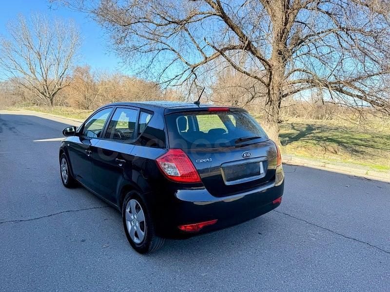 Usado Kia Ceed 90 CV (66 kW) 2011 Negro Utilitario