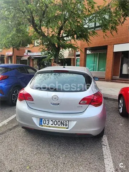 Usado Opel Astra Enjoy 110 CV (80 kW) 2012 Gris / plata Berlina