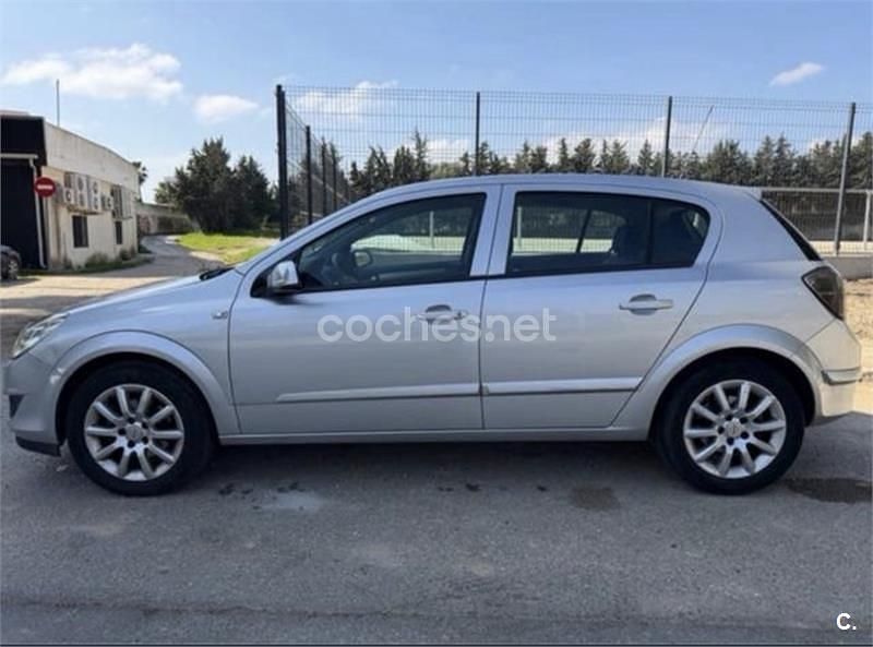Używany Opel Astra Enjoy 100 KM (73 kW) 2007 Szary Sedan/Limuzyna