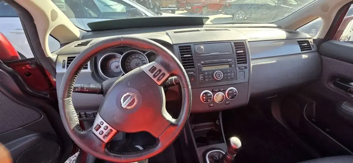 Usado Nissan Tiida Acenta 106 CV (77 kW) 2009 Burdeos Utilitario