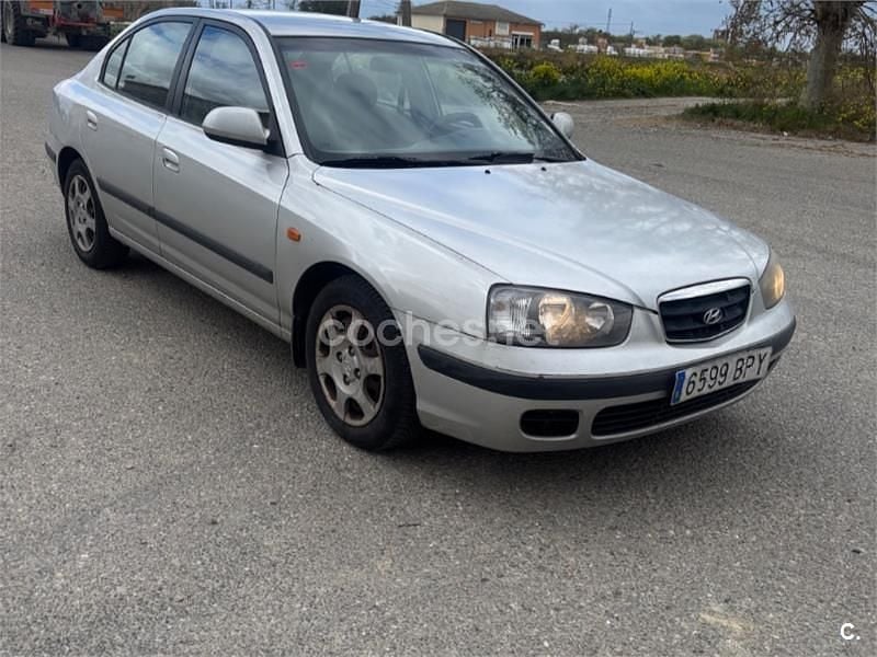 Usado Hyundai Elantra GLS 112 CV (82 kW) 2001 Gris / plata Berlina