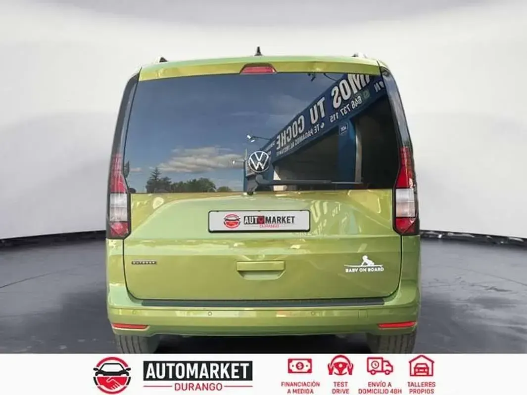 Usado VW Caddy Maxi 122 CV (89 kW) 2022 Verde Monovolumen