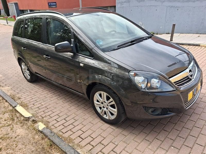Usado Opel Zafira Tourer Expression 115 CV (84 kW) 2013 Gris / plata Monovolumen