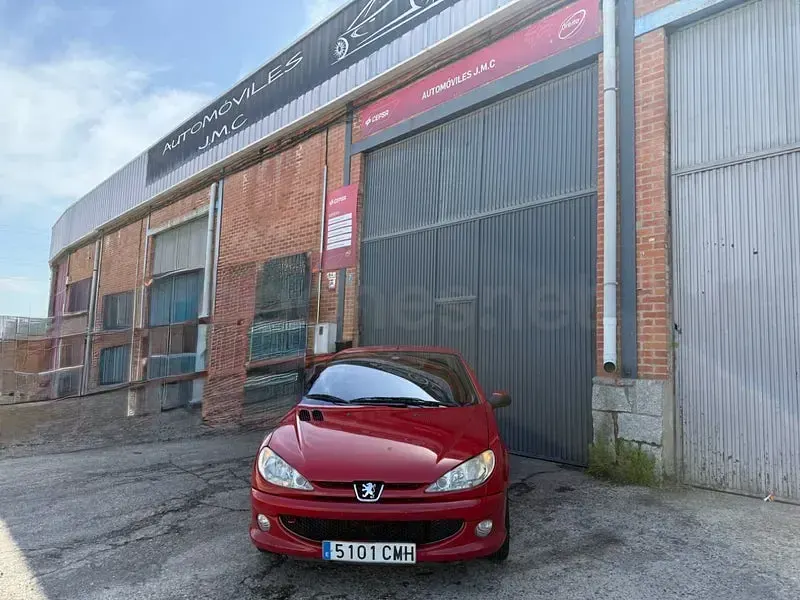 Usado Peugeot 206 110 CV (80 kW) 2003 Rojo Descapotable