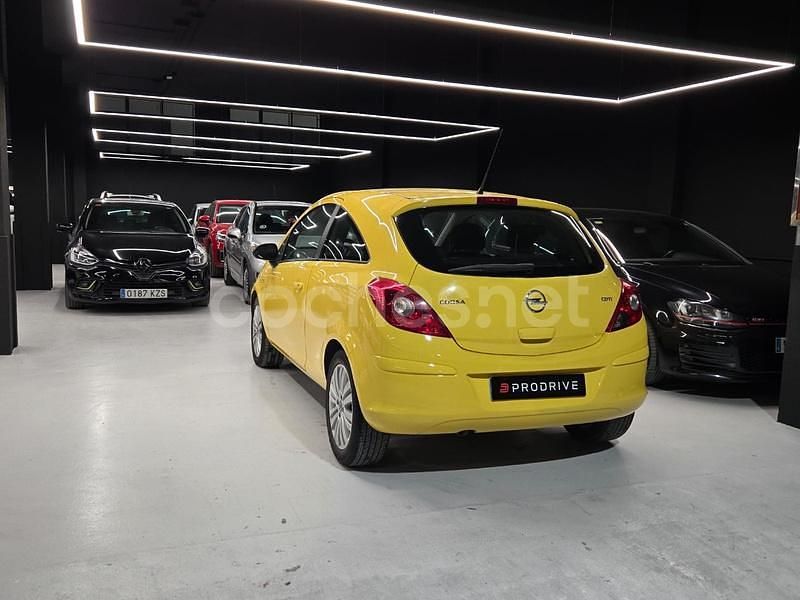 Usado Opel Corsa 95 CV (69 kW) 2011 Amarillo Berlina