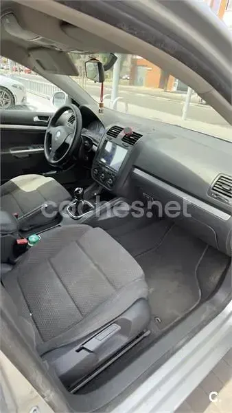 Usado VW Jetta Trendline 105 CV (77 kW) 2006 Gris / plata Berlina