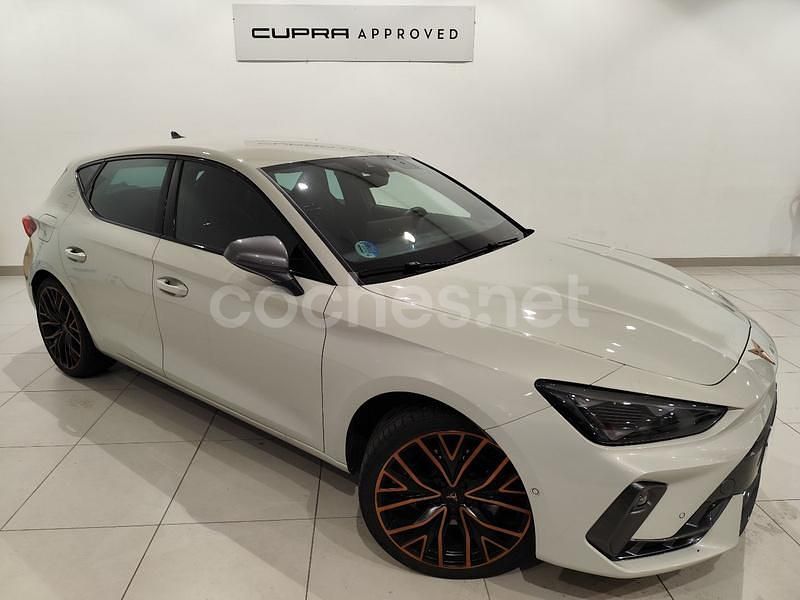 Gris / plata Usado 2024 Cupra Leon Berlina | 31.900 € (Caro) - Imagen 1/4