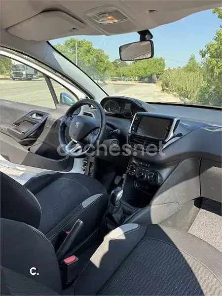 Usado Peugeot 208 Active 68 CV (50 kW) 2014 Blanco Utilitario