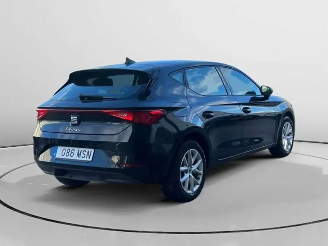 Usado Seat Leon Style 110 CV (80 kW) 2024 Negro Utilitario