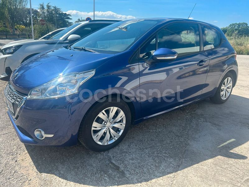 Violeta / lila Usado 2012 Peugeot 208 Access Utilitario | 6900 € (Un poco caro) - Imagen 1/4