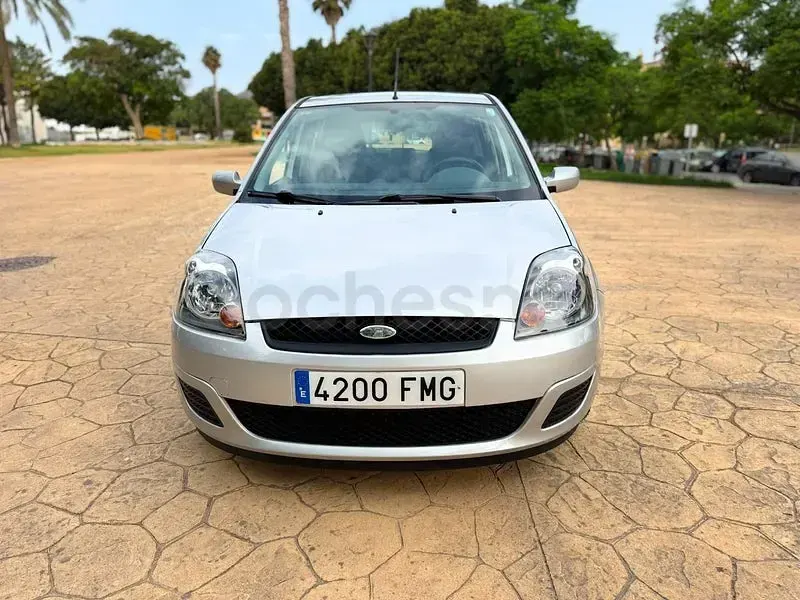 Usado Ford Fiesta Ghia 68 CV (50 kW) 2007 Gris / plata Utilitario