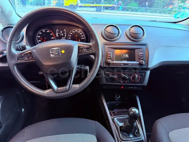 Usado Seat Ibiza Reference 90 CV (66 kW) 2016 Rojo Berlina