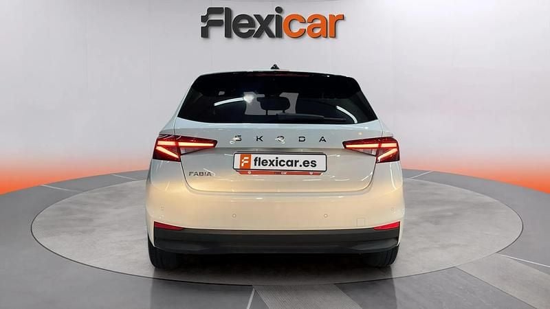 Usado Skoda Fabia Selection 95 CV (69 kW) 2024 Blanco Utilitario