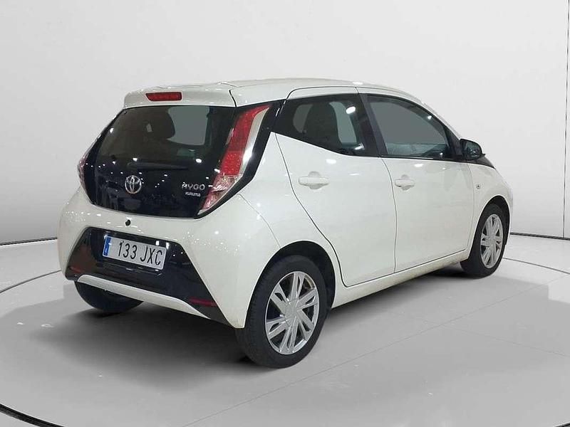 Usado Toyota Aygo X-play 72 CV (52 kW) 2017 Blanco Utilitario